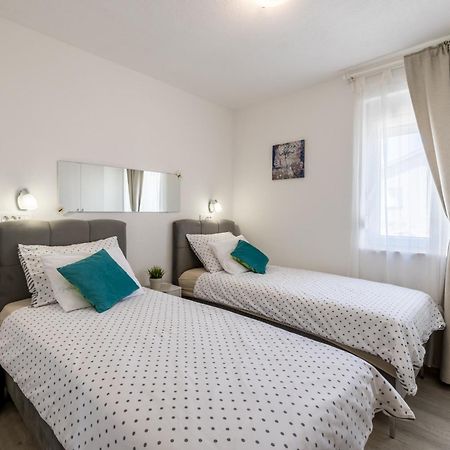 Apart Sa Terasom 250M Od Plaze,Parking,Wi Fi,Rostilj Trogir Bagian luar foto