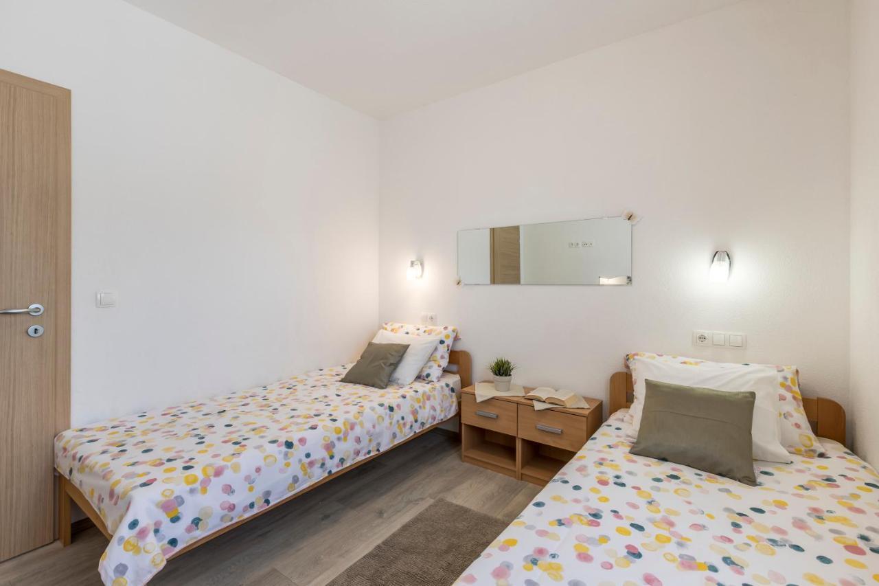 Apart Sa Terasom 250M Od Plaze,Parking,Wi Fi,Rostilj Trogir Bagian luar foto
