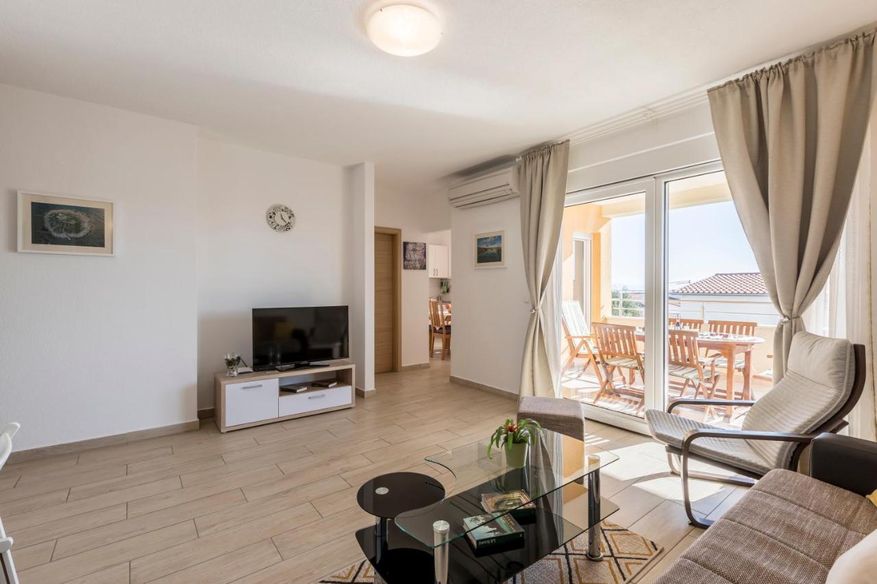 Apart Sa Terasom 250M Od Plaze,Parking,Wi Fi,Rostilj Trogir Bagian luar foto