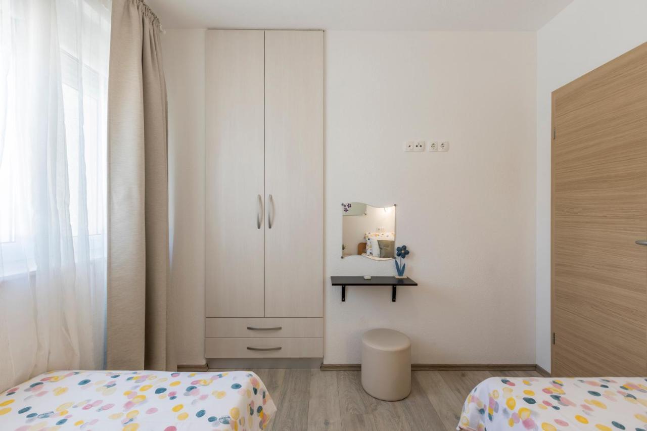 Apart Sa Terasom 250M Od Plaze,Parking,Wi Fi,Rostilj Trogir Bagian luar foto