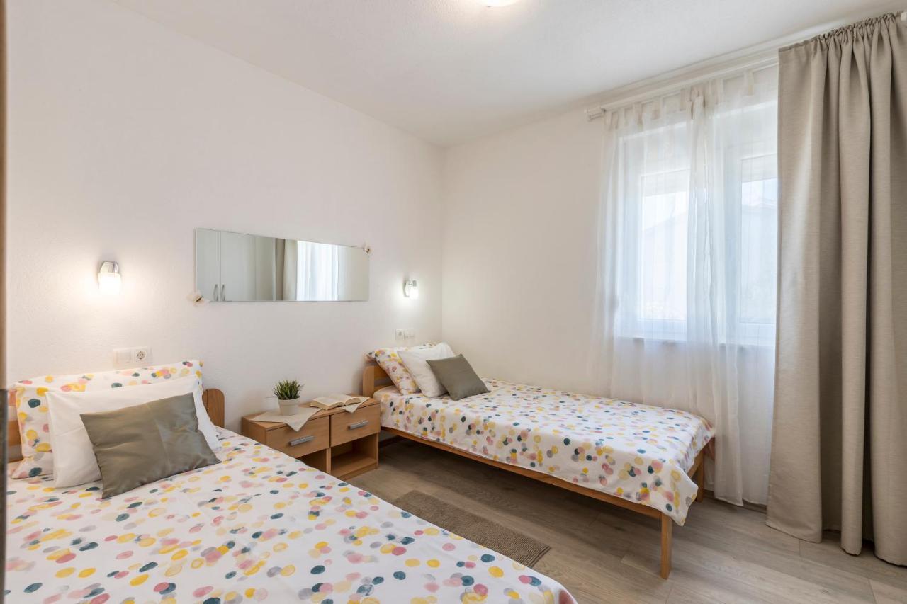 Apart Sa Terasom 250M Od Plaze,Parking,Wi Fi,Rostilj Trogir Bagian luar foto