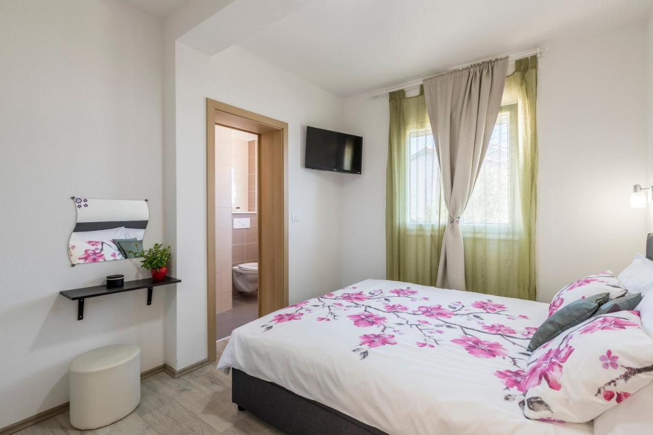 Apart Sa Terasom 250M Od Plaze,Parking,Wi Fi,Rostilj Trogir Bagian luar foto