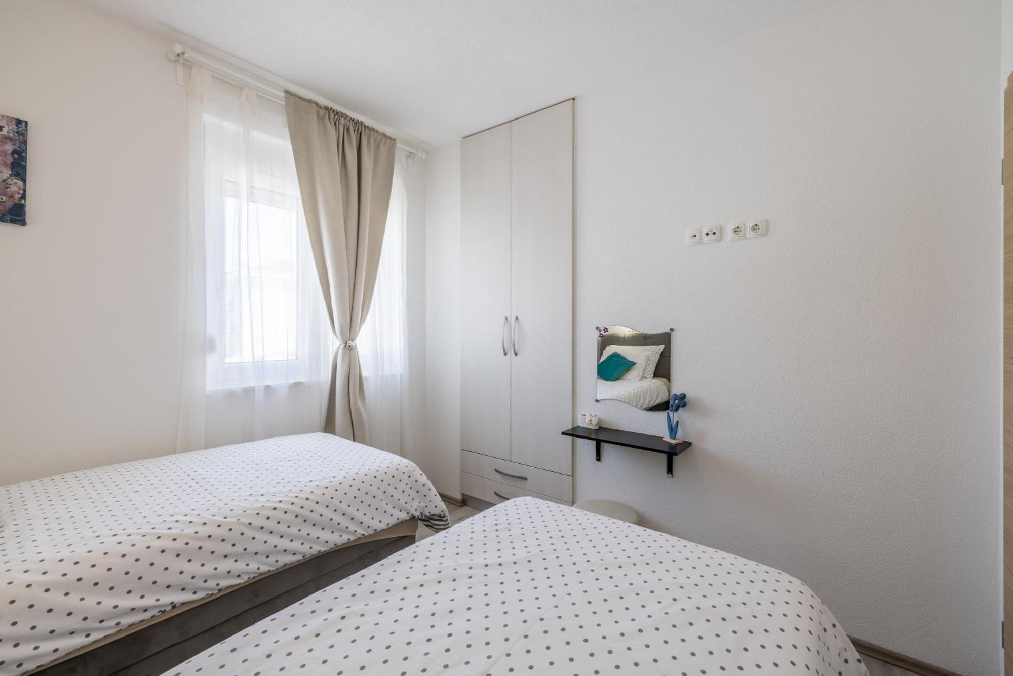 Apart Sa Terasom 250M Od Plaze,Parking,Wi Fi,Rostilj Trogir Bagian luar foto