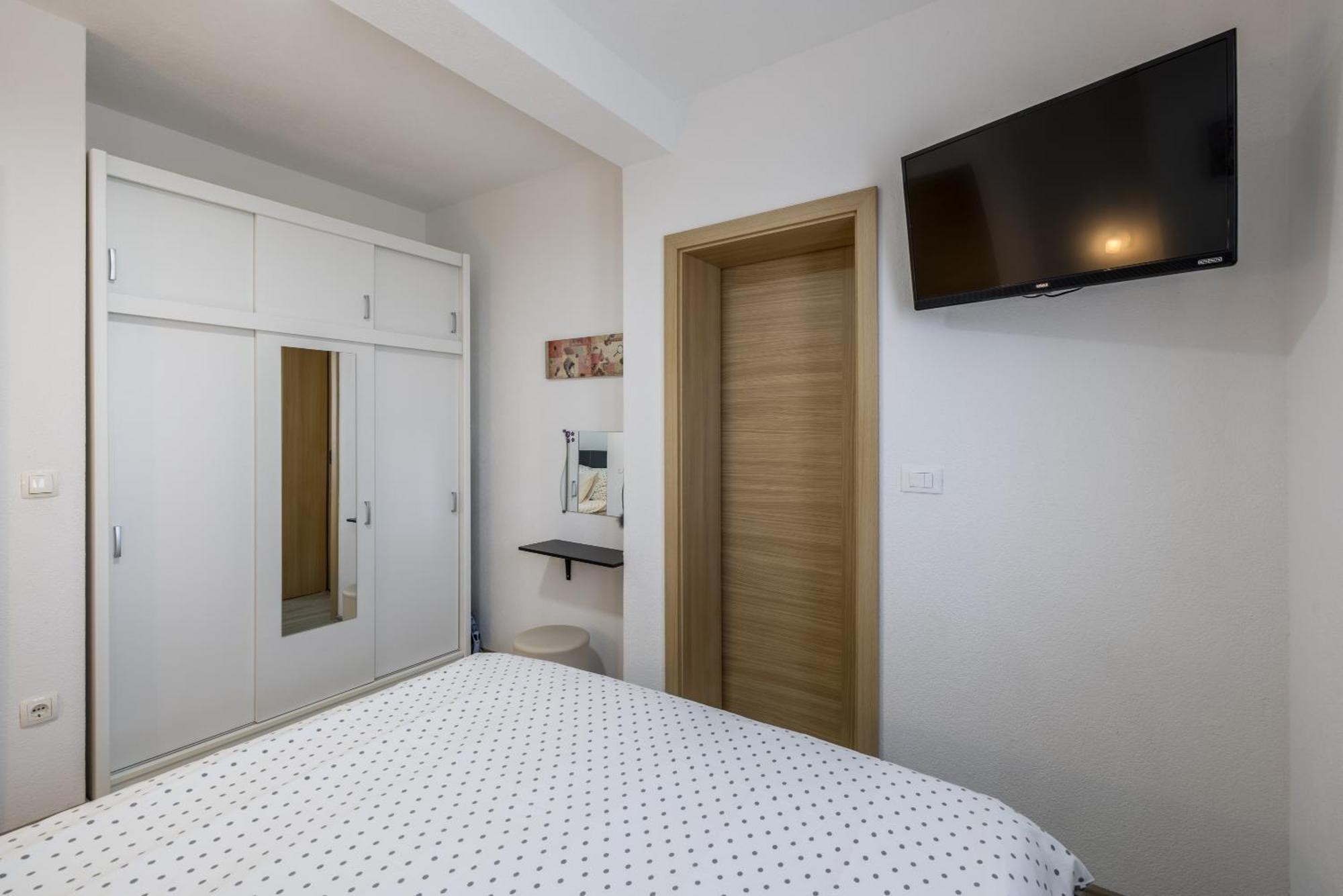 Apart Sa Terasom 250M Od Plaze,Parking,Wi Fi,Rostilj Trogir Bagian luar foto