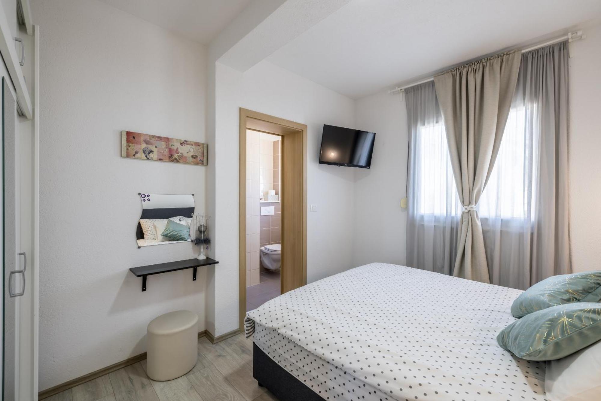 Apart Sa Terasom 250M Od Plaze,Parking,Wi Fi,Rostilj Trogir Bagian luar foto