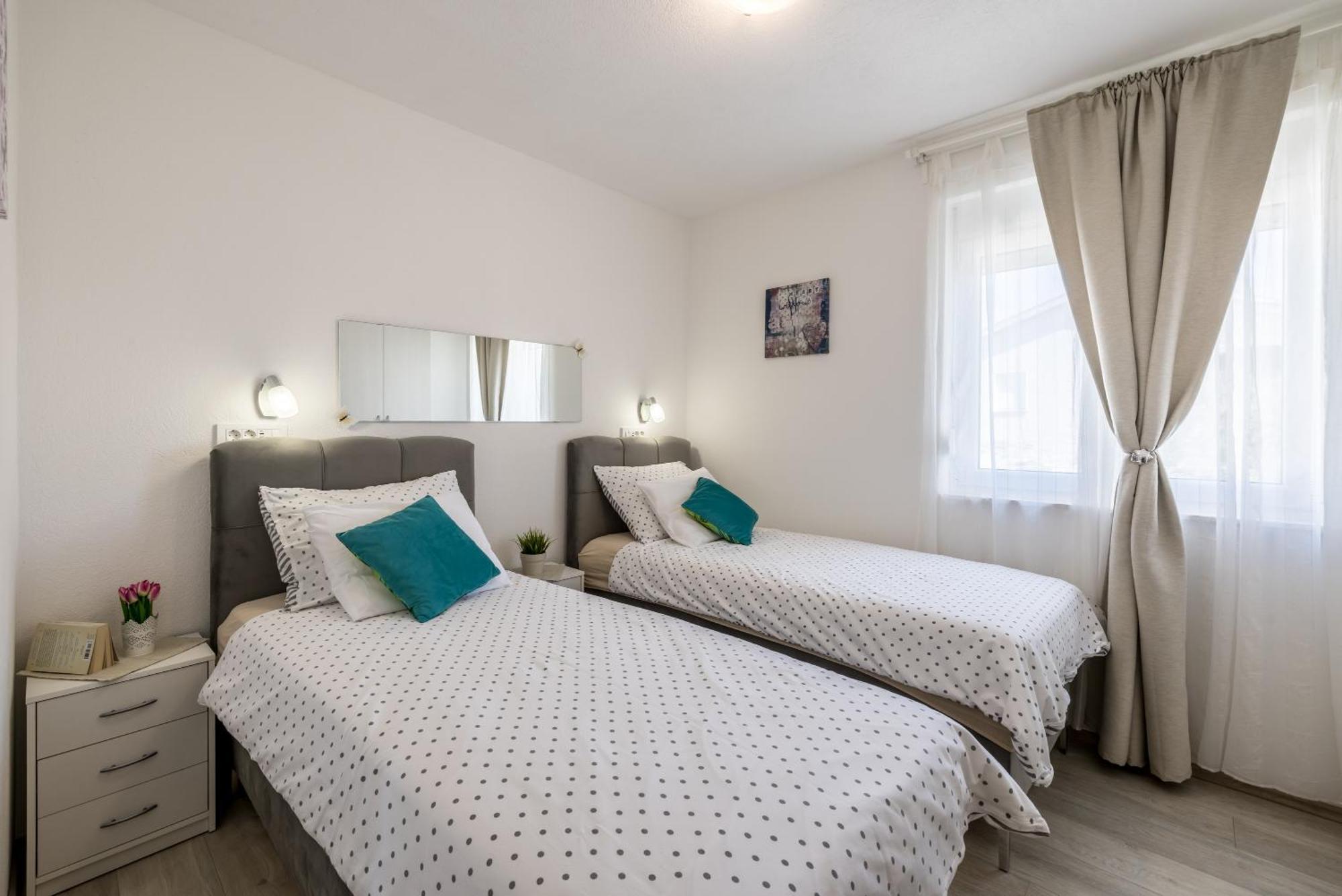 Apart Sa Terasom 250M Od Plaze,Parking,Wi Fi,Rostilj Trogir Bagian luar foto