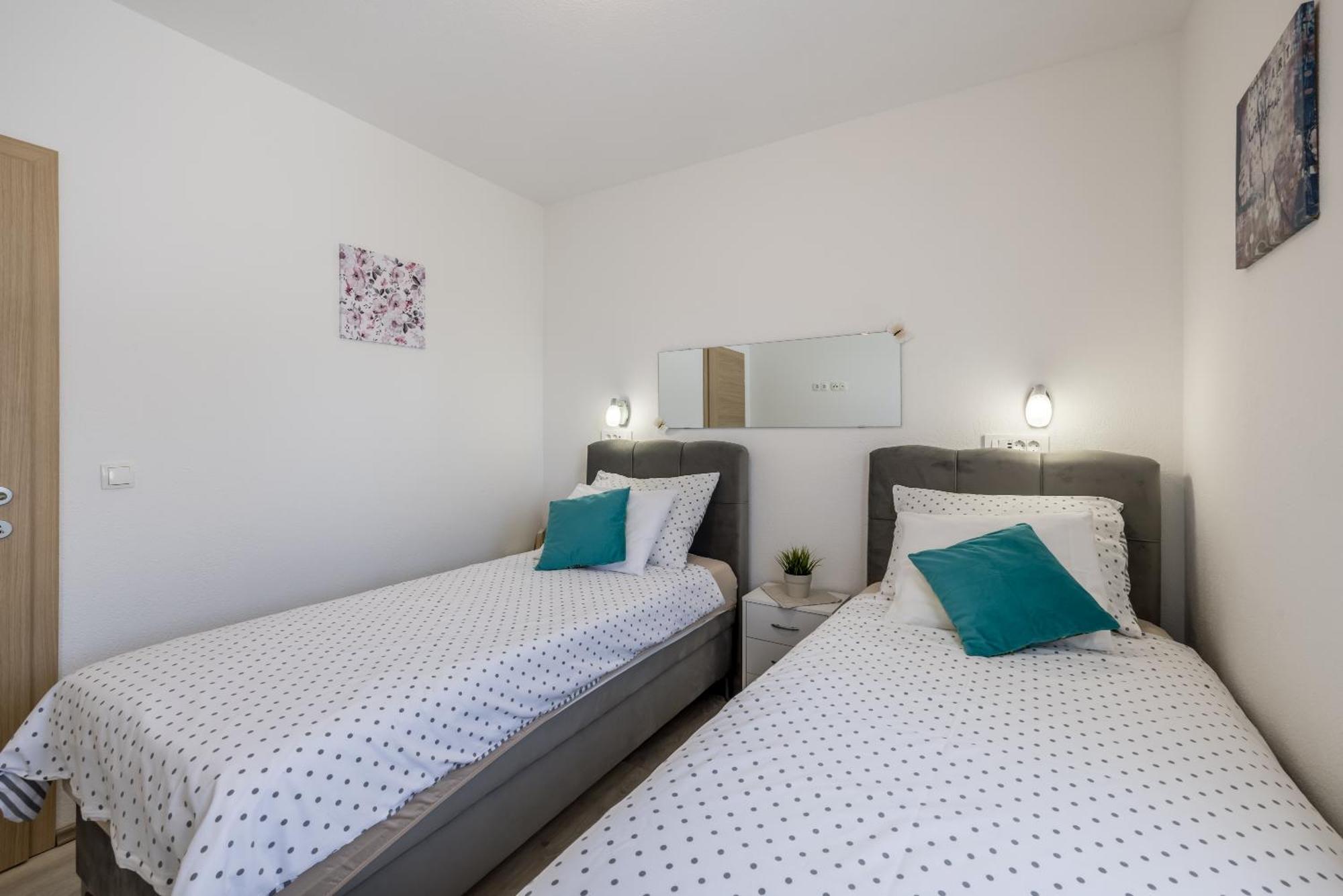 Apart Sa Terasom 250M Od Plaze,Parking,Wi Fi,Rostilj Trogir Bagian luar foto