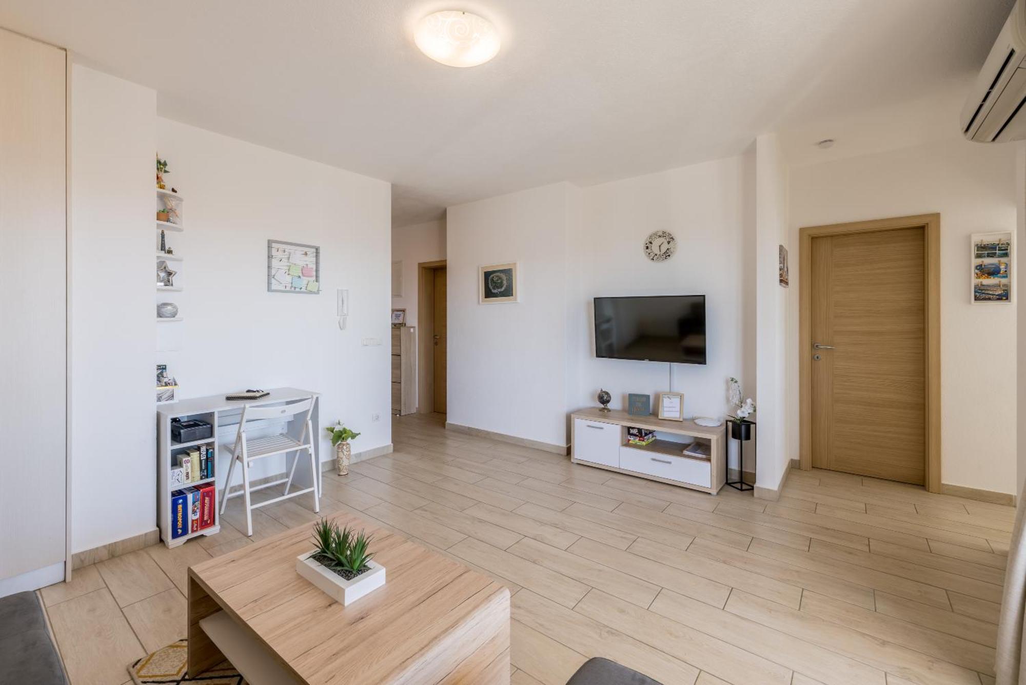 Apart Sa Terasom 250M Od Plaze,Parking,Wi Fi,Rostilj Trogir Bagian luar foto