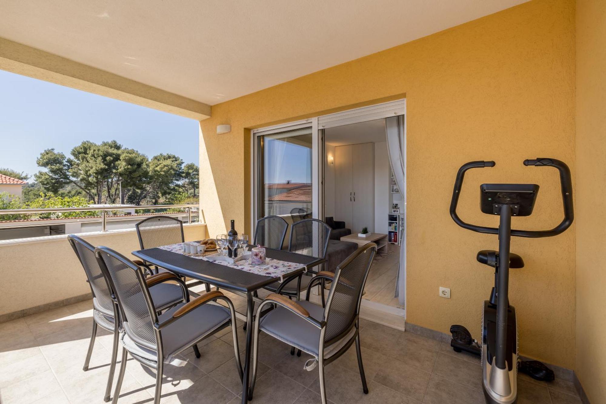 Apart Sa Terasom 250M Od Plaze,Parking,Wi Fi,Rostilj Trogir Bagian luar foto