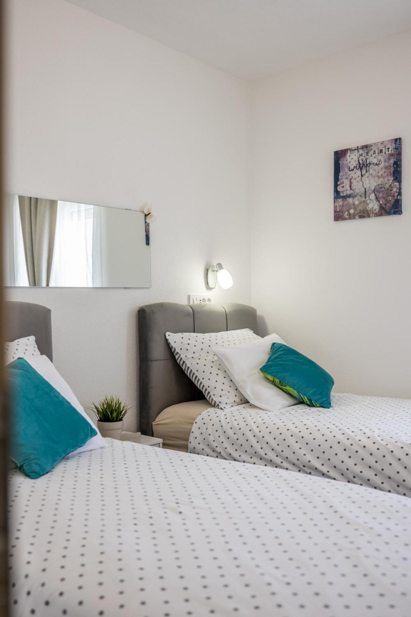 Apart Sa Terasom 250M Od Plaze,Parking,Wi Fi,Rostilj Trogir Bagian luar foto