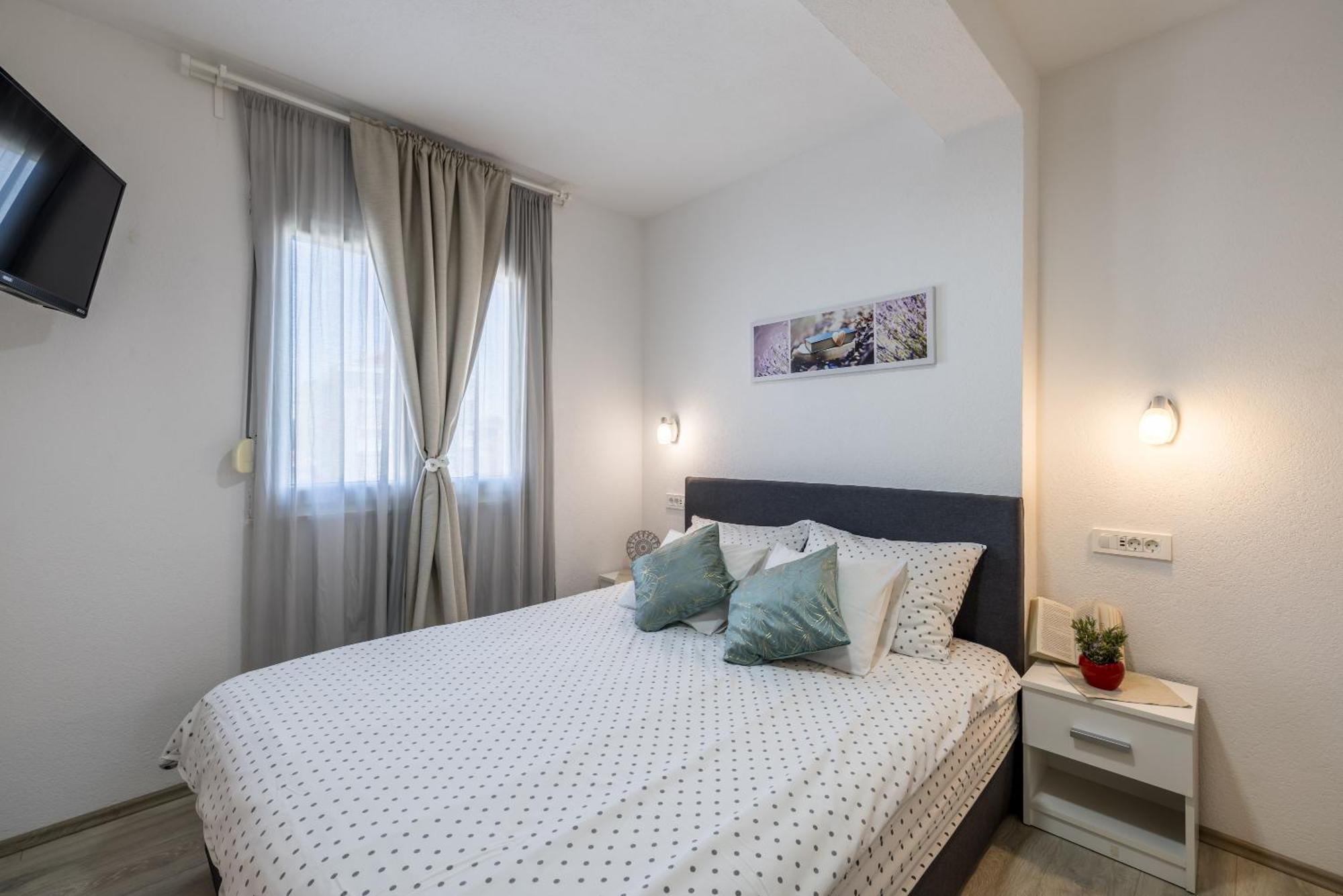 Apart Sa Terasom 250M Od Plaze,Parking,Wi Fi,Rostilj Trogir Bagian luar foto