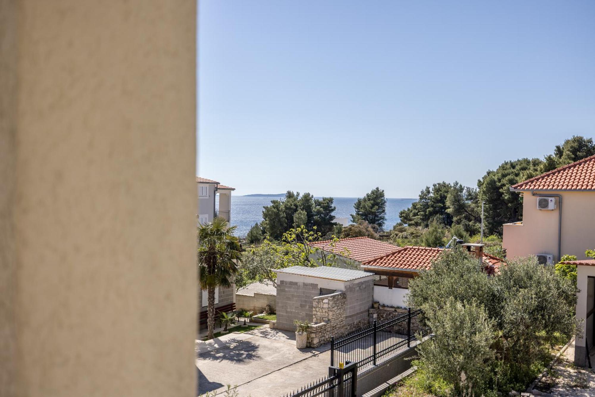 Apart Sa Terasom 250M Od Plaze,Parking,Wi Fi,Rostilj Trogir Bagian luar foto